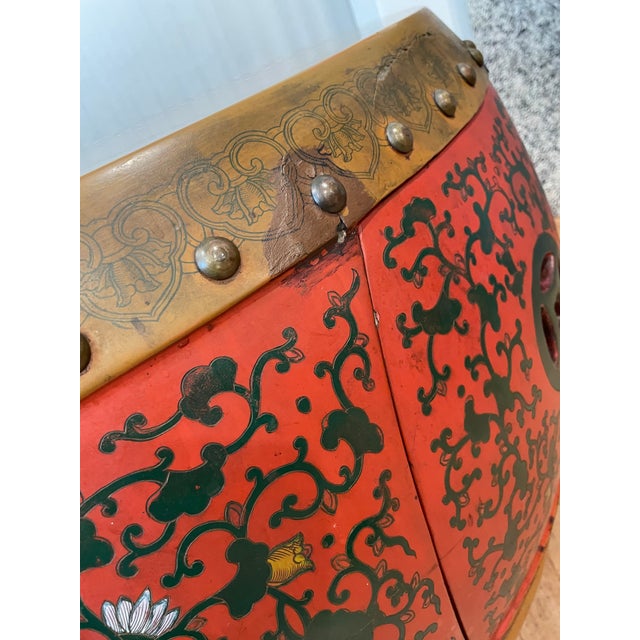 Early 20th Century 5 Piece Chinese Qing Red Coromandel Sake Barrel Drum Table and 4 Stools W/ Brass Ring For Sale - Image 10 of 12