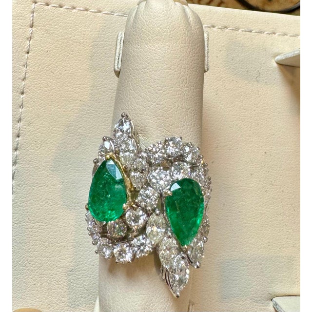 Modern Two Pear Shape 5.5 Ct Emerald & 8.5 Ct Diamond Ring, 18k White Gold Size 6 For Sale - Image 3 of 8