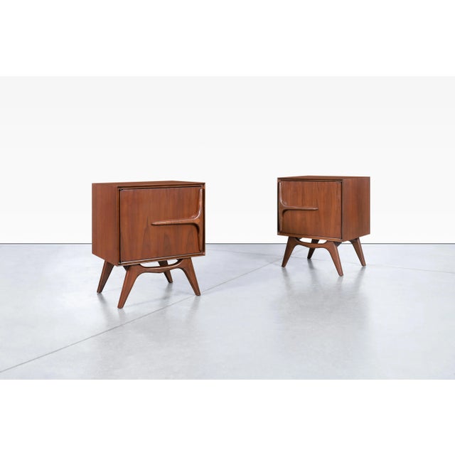 1960s Mid-Century Modern Walnut Sculptural Nightstands - a Pair For Sale In Los Angeles - Image 6 of 12