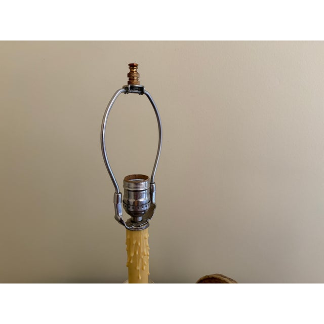 Chapman Manufacturing Company Vintage Ram’s Horn Table Lamp – Rustic English Country House Style Lighting For Sale - Image 4 of 10