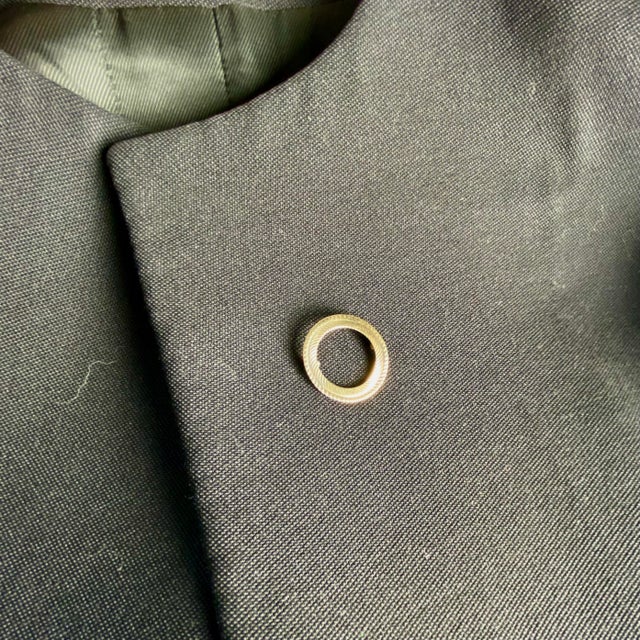 1990s 1990s 14k Yellow Gold Circle Brooch With Etched Accents For Sale - Image 5 of 7