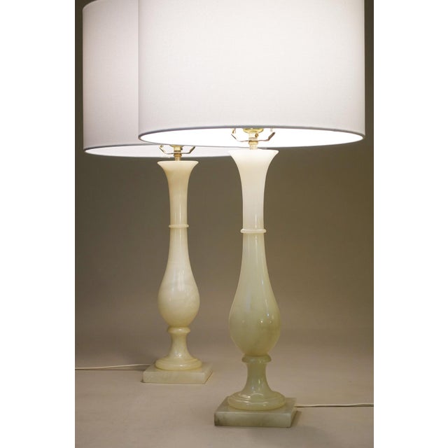 Hollywood Regency Matched Pair Nos Hollywood Regency Modern Alabaster Marble "Teardrop" Urn Style Column Table Lamps Italy 1970's Minty! For Sale - Image 3 of 13