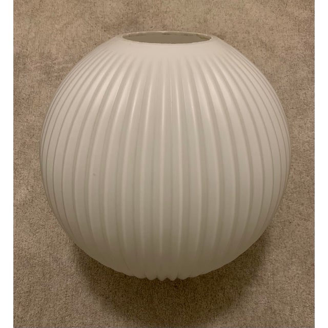White opal ribbed Glas pendant light from the 60ties. Very good condition, pendant only.