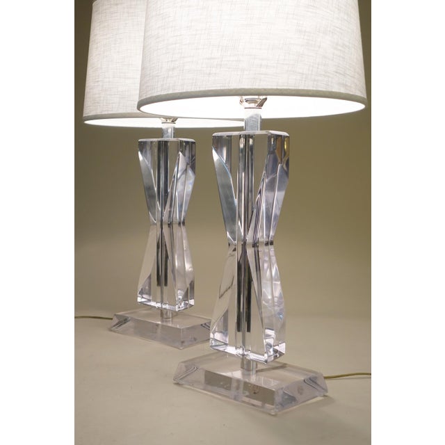 Modern Matched Pair Xlarge Lucite Acrylic Astrolite Ritts Co. Geometric "Hourglass" Futuristic Modern Sculpture Table Lamps 1970's For Sale - Image 3 of 12