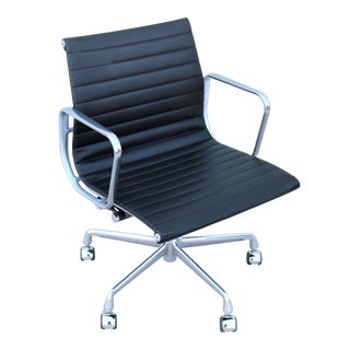 Mid-Century Modern Herman Miller Eames Aluminum Group Black Management Chair For Sale