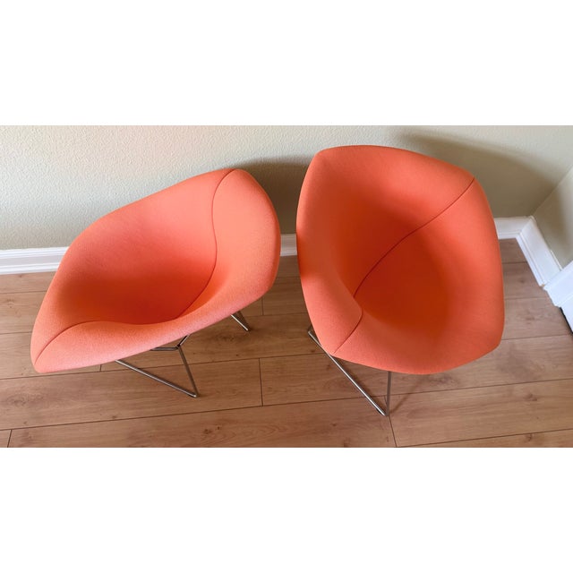 Metal 421 Diamond Chairs in Silver Chrome and Peachy Orange Upholstery by Harry Bertoia for Knoll, 1990s, Set of 2 For Sale - Image 7 of 15