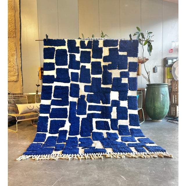 Dimensions: 200 × 300 cm This exceptional Moroccan Beni Ouarain Mrirt rug is a striking example of contemporary Berber...