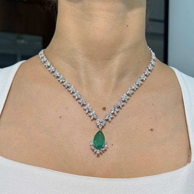 Art Deco Pear Drop 9.81ct Emerald & 12.19ct Diamond Designer Necklace in 14k White Gold For Sale - Image 9 of 15