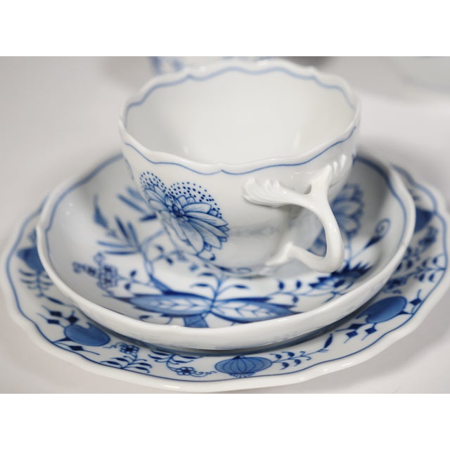 Ceramic Classic Meissen Porcelain Coffee and Tea Service in the Onion Pattern Design, 1960s from Meissen Porcelain, Set of 11 For Sale - Image 7 of 9