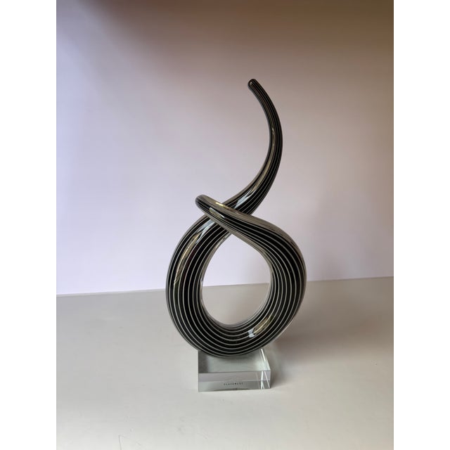 1960s Murano Vintage Hand Blown Glass Sculpture, Twisted Ribbon Love Knot on a Clear Crystal Base For Sale - Image 5 of 7