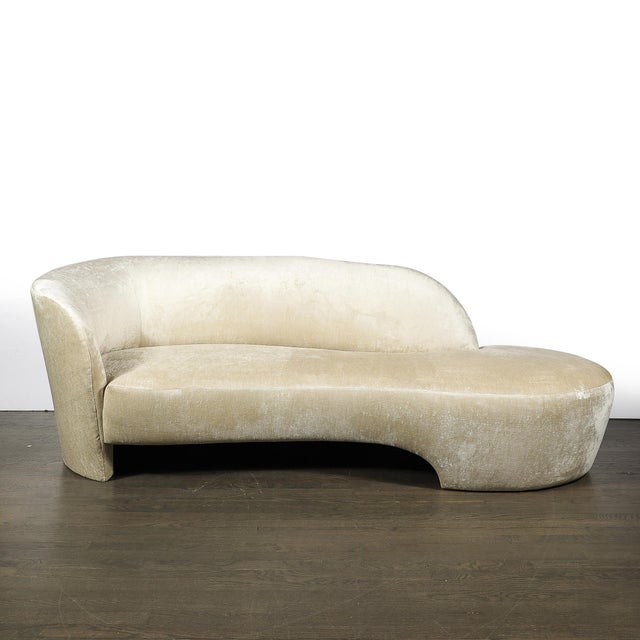 This stunning Mid-Century Modernist curved sofa is a quintessential example of sophisticated 1980s American design....