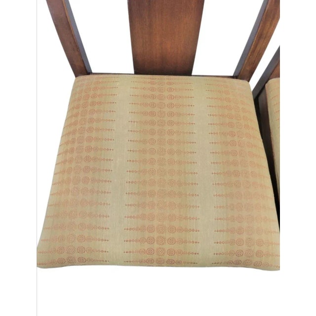 A beautiful set of 6 MidCentury Modern sleek dining room chairs by Bernhardt. The chair feature a pretty sleek Midmod...