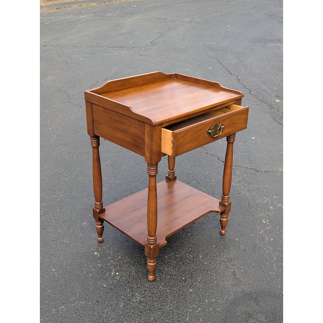 American Henkel Harris American Colonial Cherry Wood Bedside Table, 1960s For Sale - Image 3 of 11