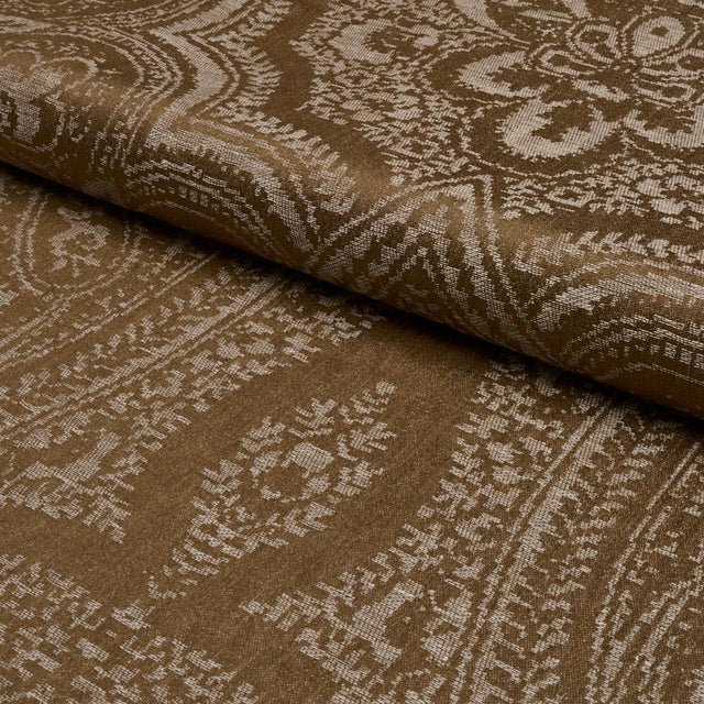 Schumacher Schumacher Amara Paisley Fabric In Oro For Sale - Image 4 of 6
