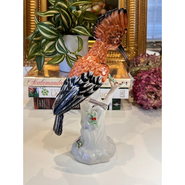 Pair of Mottahedeh Hoopoe Porcelain Birds After Chelsea / Meissen For Sale - Image 14 of 16
