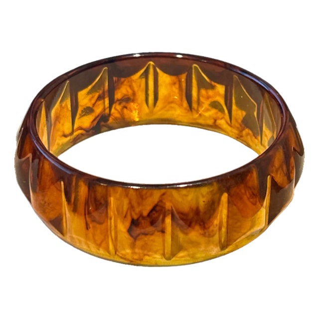 Vintage Carved Bakelite Bangle Bracelet in Marbled Amber Root Beer Tones For Sale
