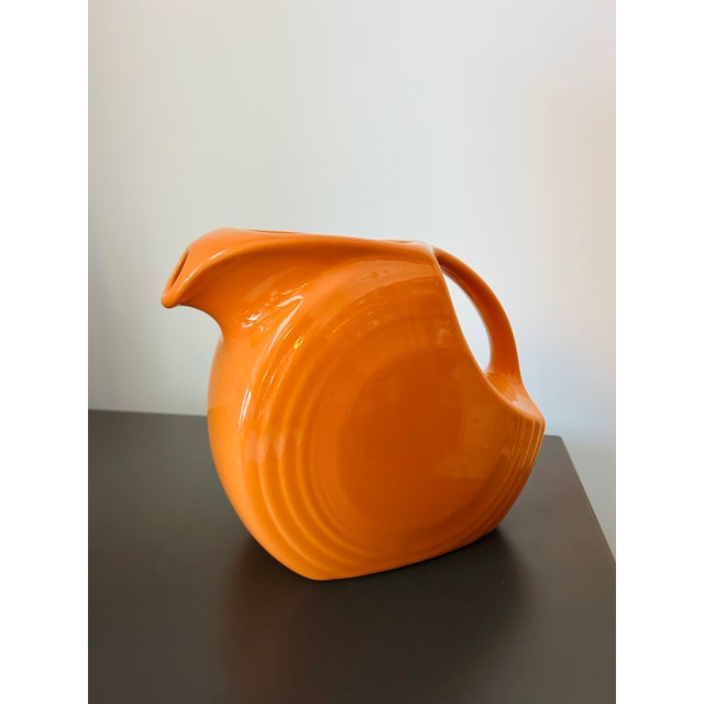 Fiesta Large Disk Pitcher Tangerine Retired Color – Homer Laughlin Usa Vitrified China 67 1/4 Oz Mid-Century Style Serveware For Sale - Image 11 of 14