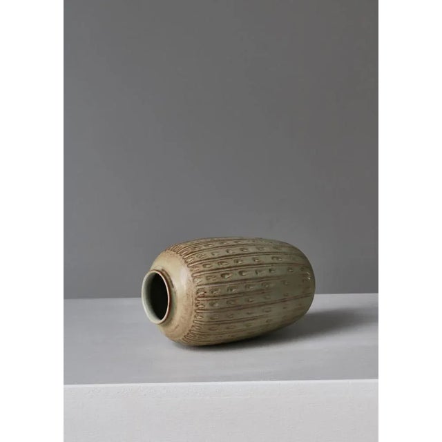 1960s Danish Modern Stoneware Vase attributed to Gerd Bøgelund for Royal Copenhagen, 1960 For Sale - Image 5 of 10