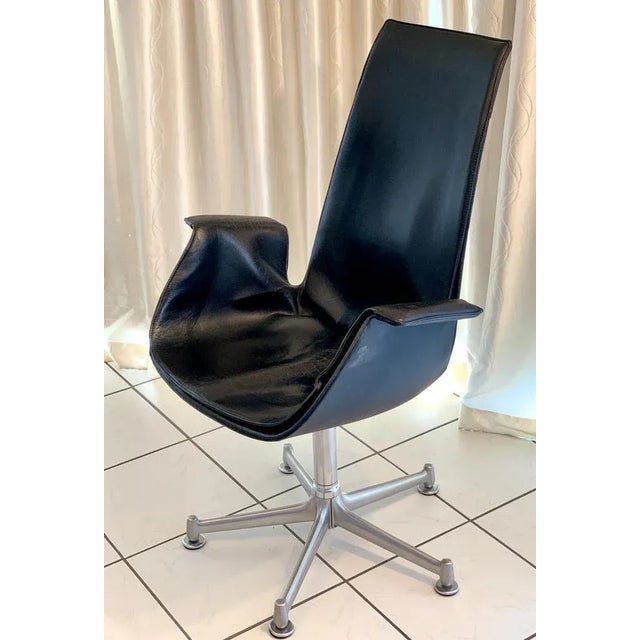 Beautiful and very comfortable chair, almost a throne - also super at the desk. The leather has a simply wonderful patina...