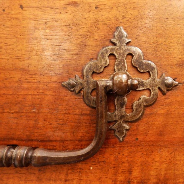Brown 18th Century French Crossbow Front Chest of Drawers in Walnut For Sale - Image 8 of 15