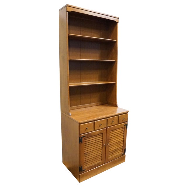 American Ethan Allen Heirloom Nutmeg Maple CRP Custom Room Plan 30" Shutter Door Cabinet W. Bookcase Top 10-4511p / 10-4019 For Sale - Image 3 of 14
