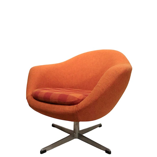 Chic mid century swivel pod chair, in very fine, original clean and ready to use condition. The chair features an...