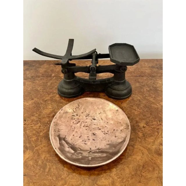 Antique Edwardian quality iron and copper scales having a quality set of iron shop scales with a large circular copper pan...