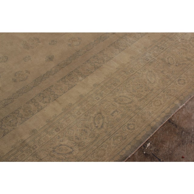 1910s Hand-Knotted Antique Oushak Rug in Beige Brown Floral Pattern For Sale - Image 5 of 7