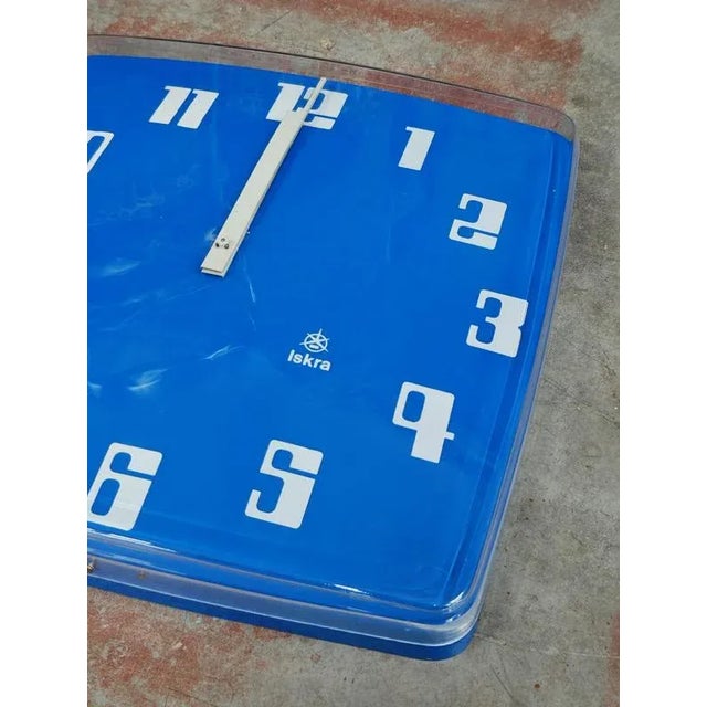 Blue Space Age Wall Clock in Electric Blue Acrylic from Iskra, Former Yugoslavia, 1970s For Sale - Image 8 of 11