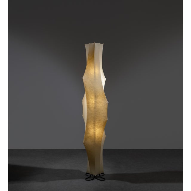 Fantasma from flos, a floor lamp that conquers those who love the simplicity of steel and high-quality resin, is created...