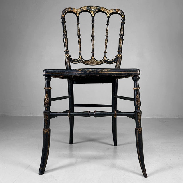 This elegant Chiavari chair is a refined and timeless piece of furniture that effortlessly adds charm and character to any...