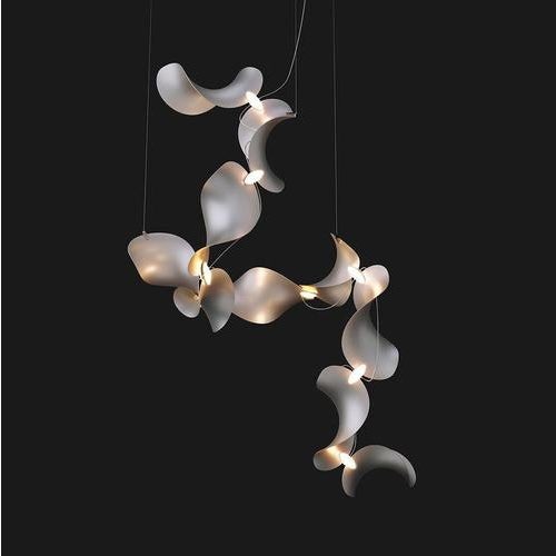 Dune 10 spiral chandelier in silver anodized aluminum by moss objects. Dimensions: w 100 x d 72 x h 130 cm. Materials:...