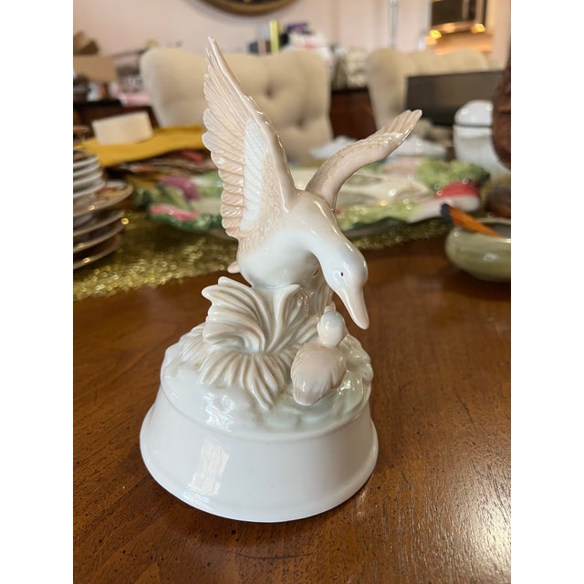 Vintage Ceramic White Duck and Duckling Music Box- Condition Issues For Sale - Image 9 of 9