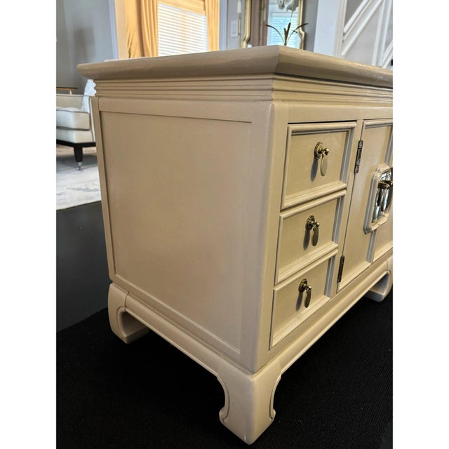 Chinoiserie Late 20th Century Chinoiserie Ming Style Nightstand by Thomasville For Sale - Image 3 of 10