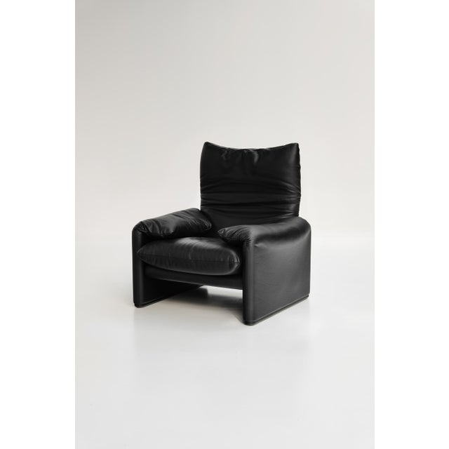 Cassina Maralunga Lounge Chairs by Vico Magistretti for Cassina, 1970s, Set of 2 For Sale - Image 4 of 11