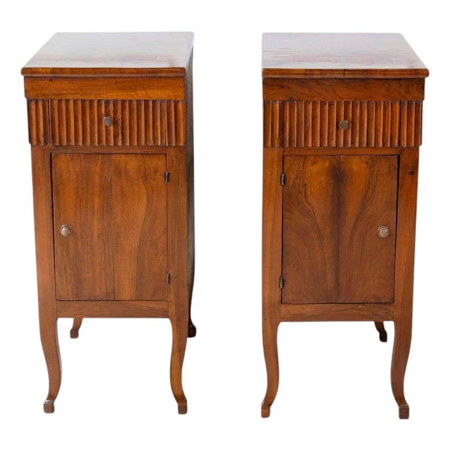 Pair of Italian 18th Century Walnut Bedside Chests with Carved Fluted Drawers For Sale