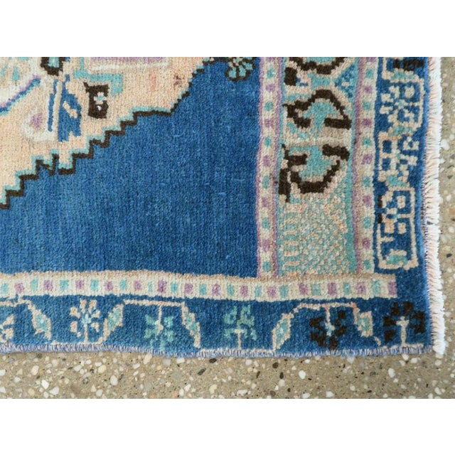 Galerie Shabab Collection Mid-20th Century Turkish Anatolian Throw Rug For Sale In New York - Image 6 of 7