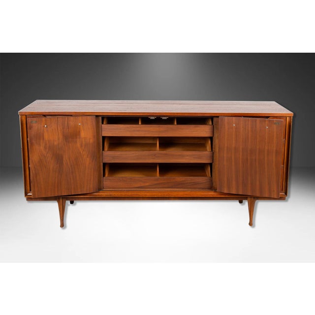 Mid-Century Modern Mid 20th Century Mid-Century Modern Walnut Dresser For Sale - Image 3 of 10