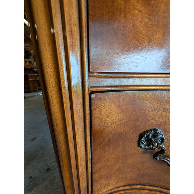 Vintage Century Furniture Mahogany Serpentine Chest & Bedside Cabinet | French Provincial Influence, 2 Pieces For Sale - Image 9 of 18