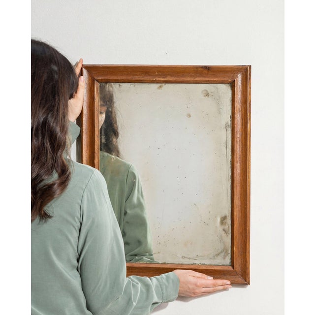 A mirror whose natural honey wood frame, rectangular gives it real character at first glance. It was made in France during...