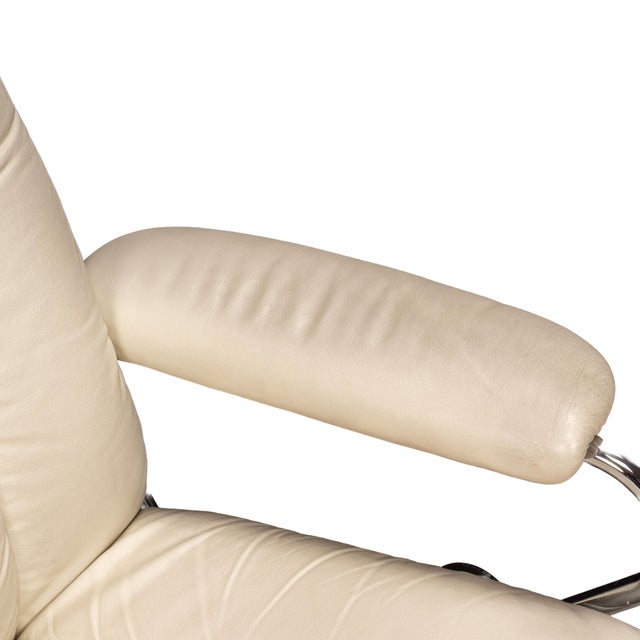 1990s Ekornes Stressless Recliner Chair Cream Leather Chrome Base Medium Norway For Sale - Image 13 of 16