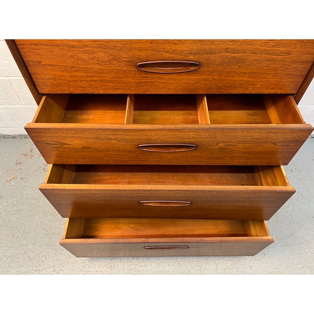 Henredon Circa 60' Mid-Century Modern Walnut Highboy Dresser For Sale - Image 13 of 17