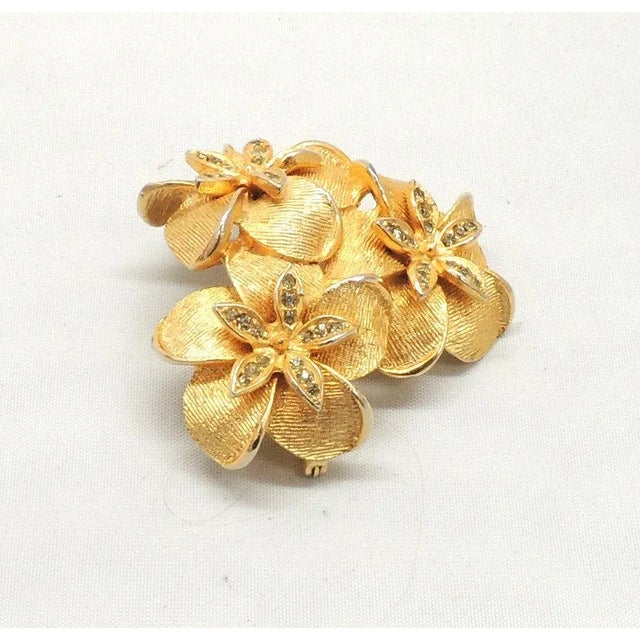 1960s Vintage 1960s DeNicola 3 Flowers Rhinestone Brooch For Sale - Image 5 of 9