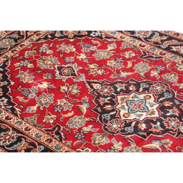 Textile Kashan Rug in Hand-Knotted Wool For Sale - Image 7 of 11