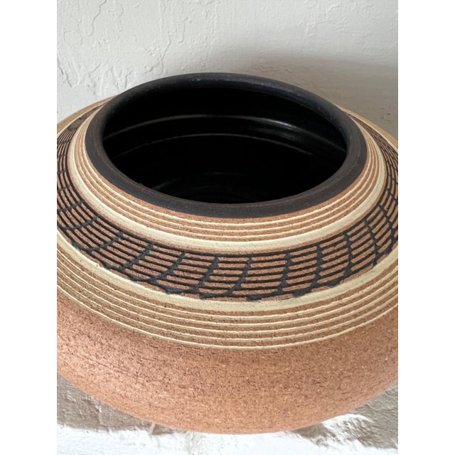 Renee Margolin Signed Studio Pottery Low Bowl Sgraffito c.1980s For Sale - Image 9 of 10