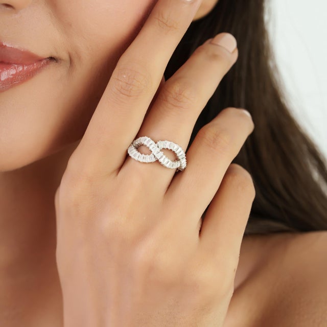 This Carat&Her Contemporary Infinity Ring is a modern expression of elegance, featuring 2.86 carats of sparkling...