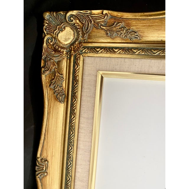 Vintage Classic Gold Gilt Style Wood Ornate Baroque/Rococo Style Frame Featuring a Built-in Linen Liner With Fillet Excellent Condition For Sale - Image 16 of 18