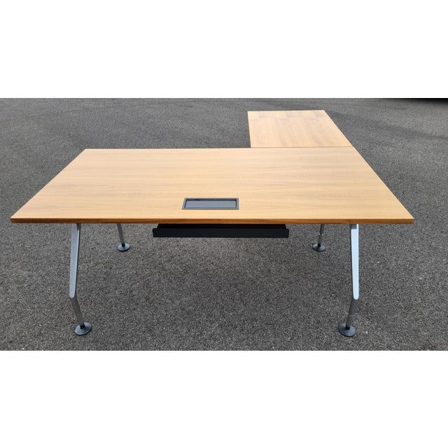 The "Nomos" desk, designed by Norman Foster in 1935, is a masterpiece of industrial design, recognized for its versatility...