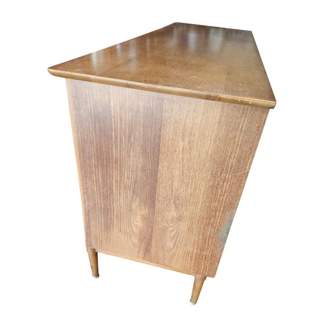 1950s 1958 Drexel Mid Century Modern Dresser and Nightstand Tapered Legs Brass Handles For Sale - Image 5 of 18