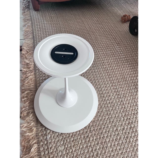 White Vintage Knoll Saarinen 20” Round White Tulip Side Table by Eero Saarinen For Sale - Image 8 of 10